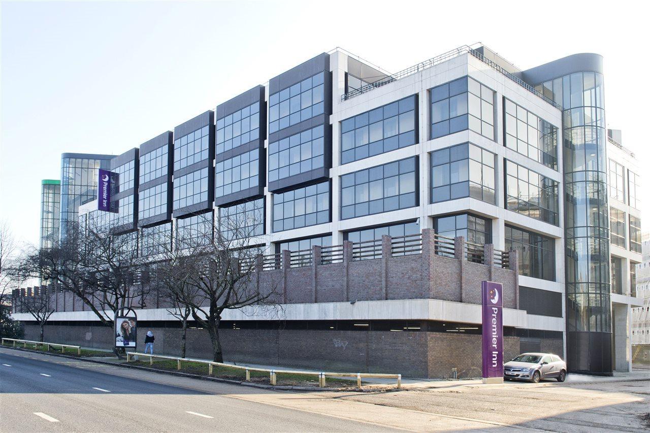 Premier Inn London Chiswick Экстерьер фото